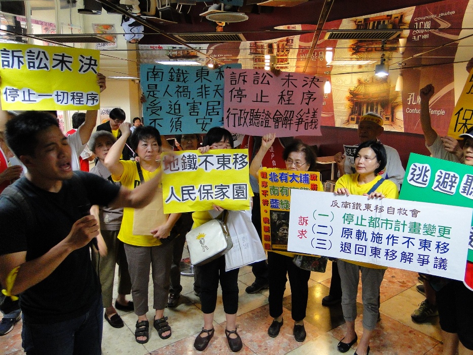 台南市都委會開會討論鐵路地下化相關都市計畫變更議題，反鐵路東移自救會在場外激烈抗爭。圖：黃博郎/攝   