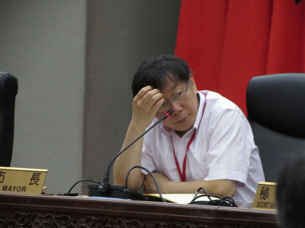 台北市長柯文哲24日表示，網路世界很難控制，只能呼籲大家行為要合情合理合法，不然就是神經線放粗一點。圖：邱珮文/攝   