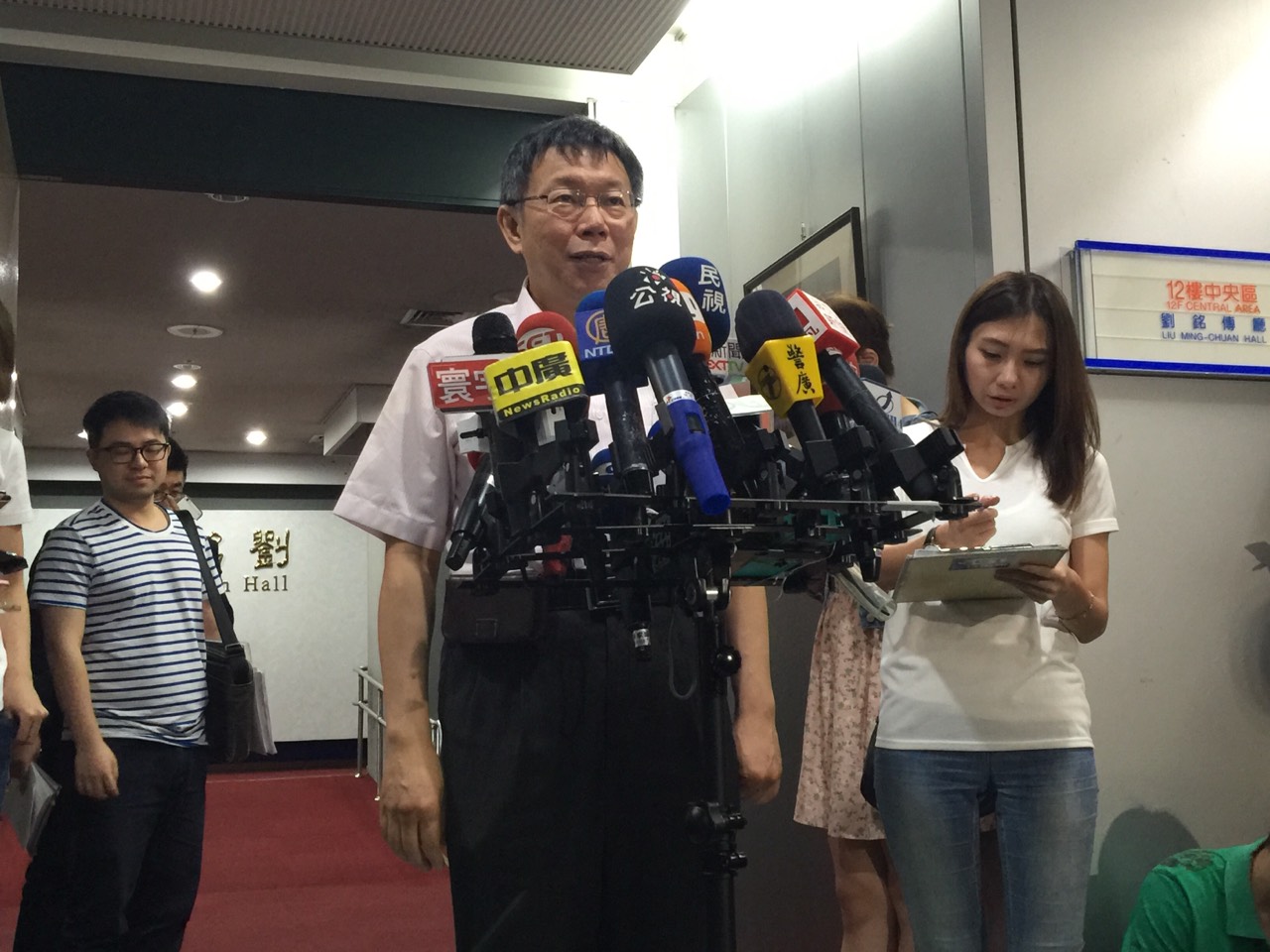 台北市長柯文哲3日上午受訪時，媒體問現在到底還有沒有「護童專案」？柯文哲解釋，其實這是雞同鴨講的名詞解釋問題。圖：劉奕霆/攝   
