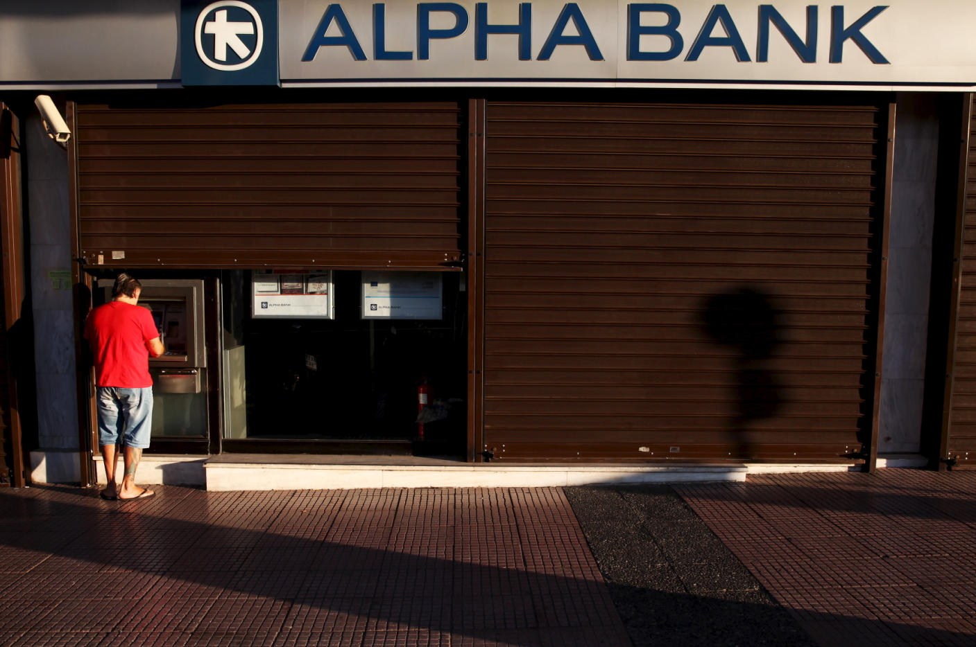 希臘銀行重新開張，民眾雖然如願領到錢，卻也發現物價在一夜之間飆升。圖片來源：達志影像/路透社資料照片   