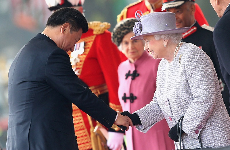中國國家主席習近平2015年10月訪問英國,女王伊麗莎白二世事後吐槽中國訪團非常粗魯。 圖:達志影像/美聯社 中國國家主席習近平2015年10月訪問英國,女王伊麗莎白二世事後吐槽中國訪團非常粗魯。 圖:達志影像/美聯社