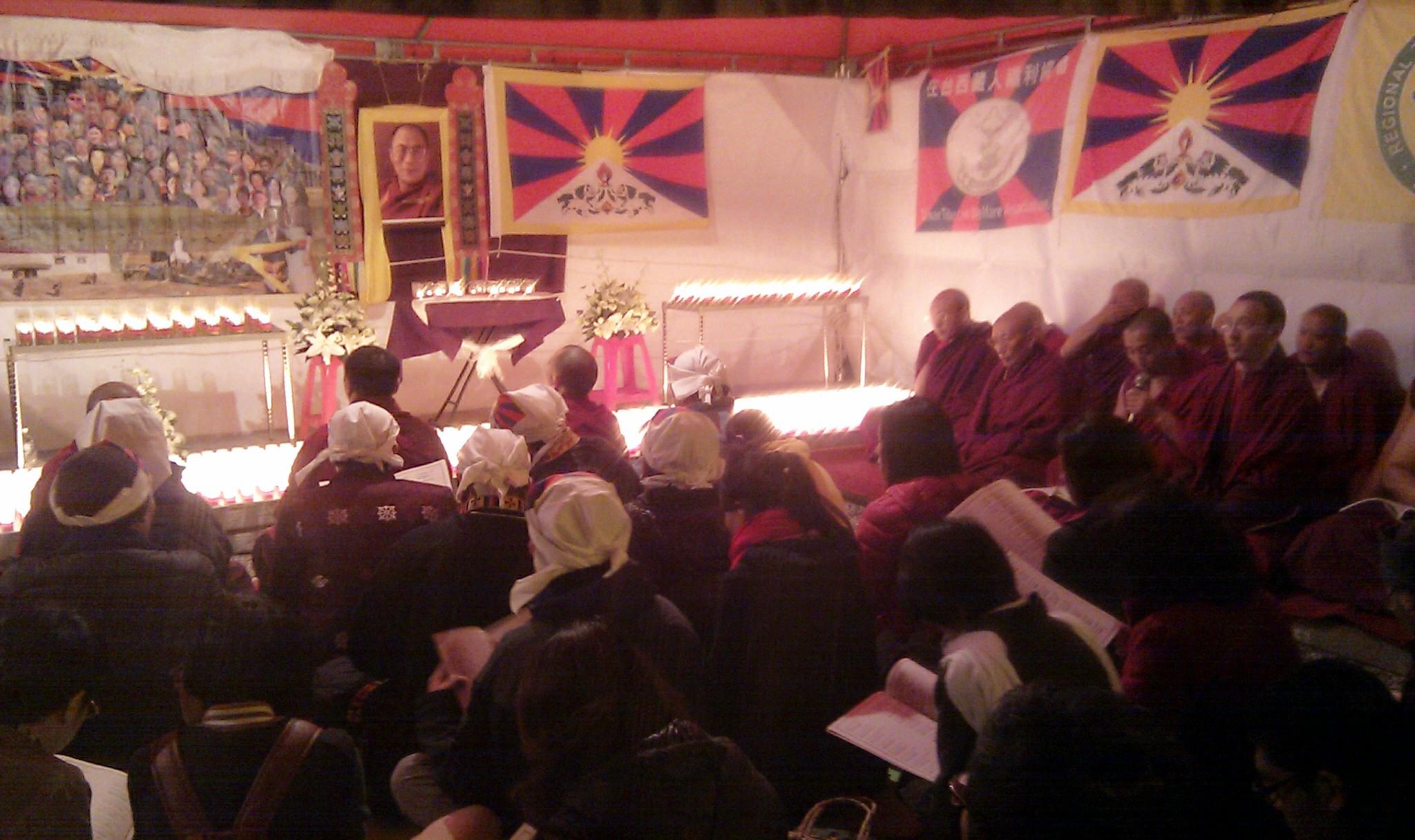 在台灣10名在台藏人昨(10)日完成49小時絕食，象徵七七四十九的祈福。並同時舉辦點燃千明燈的誦經法會，祈願西藏能早日自由。圖：鄭凱榕/攝   