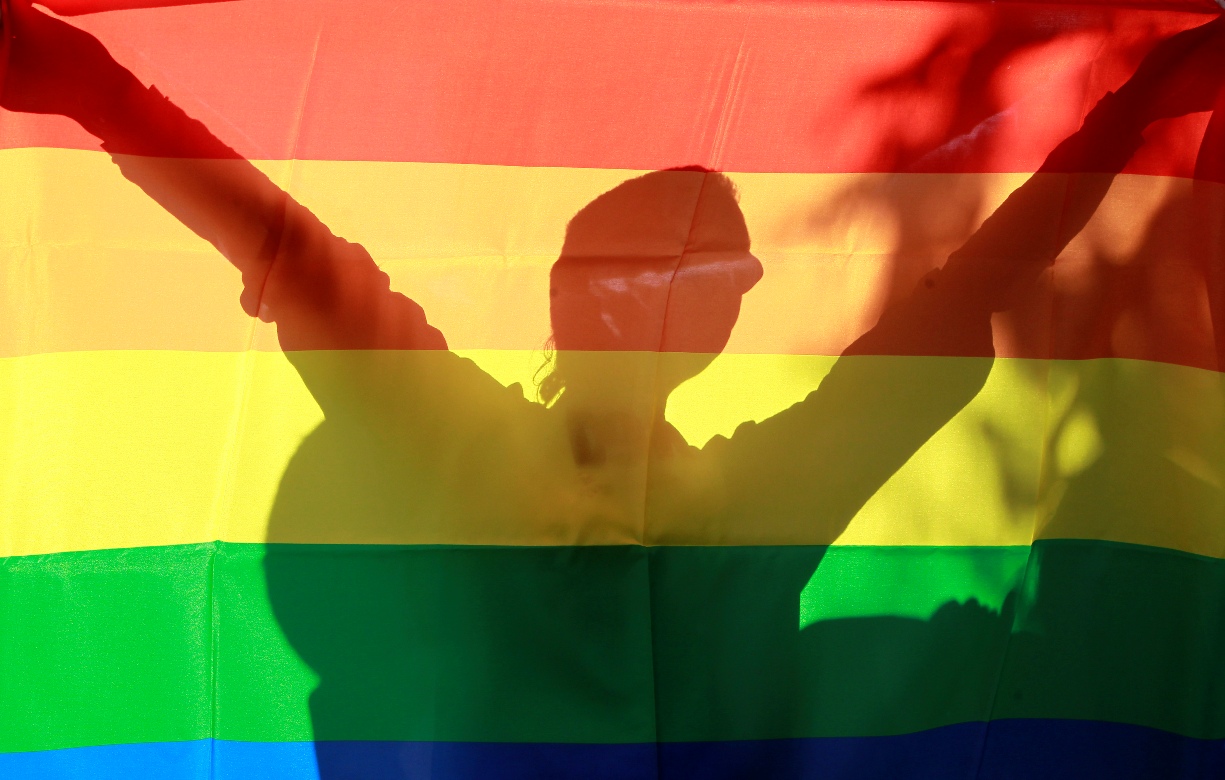 歐洲法庭昨(7)日在針對3位非洲籍人士申請庇護案作出裁定，指出同性戀者若因其性傾向而在母國遭受逼迫，歐盟各國應予以庇護。圖為同志平權運動者高舉彩虹旗。圖片來源：達志影像/路透社。   