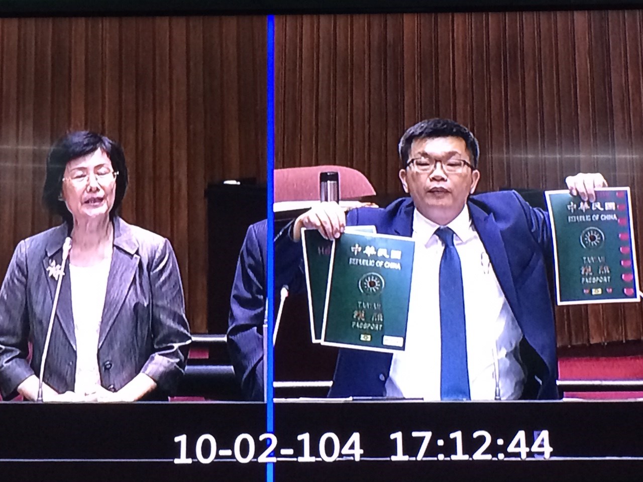 民進黨立委蔡其昌2日在立院對於護照貼紙問題進行質詢，法務部長羅瑩雪說，日後會有範例讓民眾參考。圖：翻攝畫面   