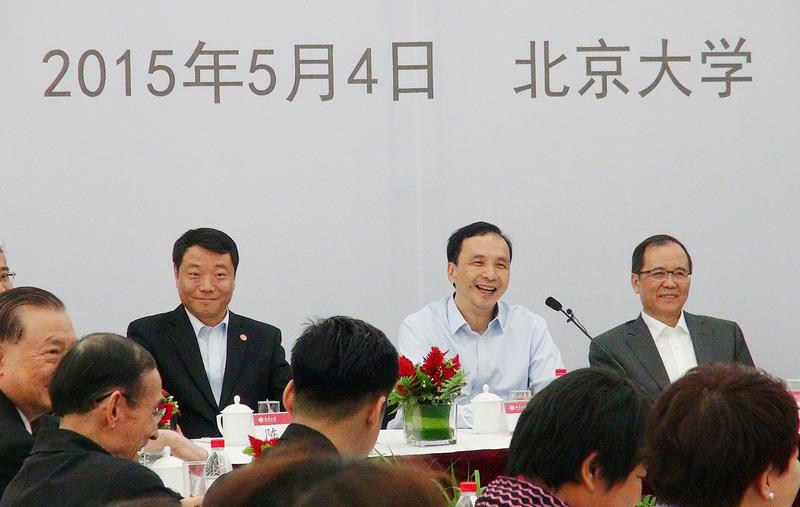 國民黨主席朱立倫4日下午到北京大學與學生座談，一同回憶起20年前教書往事。圖：中央社   