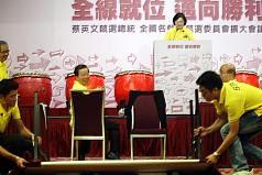 民進黨3日舉行全國輔選會議，總統提名人蔡英文致詞時，台下會議桌突然翻倒，引起一場虛驚。圖片來源：中央社。   