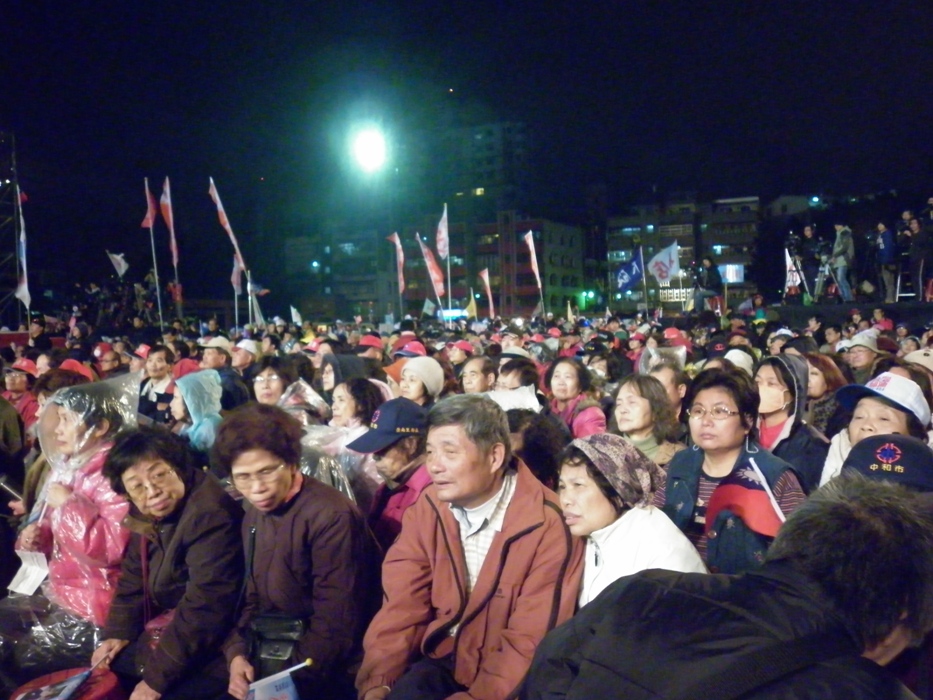 台灣選舉文化講究的是拼人場炒人氣，但大部份有空花1、2小時車程到造勢晚會現場的多半是阿公阿媽。圖片：謝莉慧/攝   