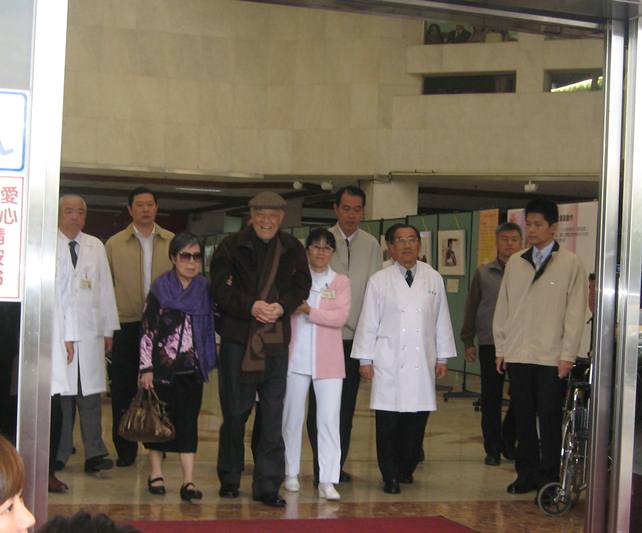 前總統李登輝今（18）日由夫人曾文惠及護士兩人左右攙扶下，走出台北榮總。步伐雖不快，但以一位剛開刀過的90歲老人而言，還算穩健。圖：林朝億/攝影   