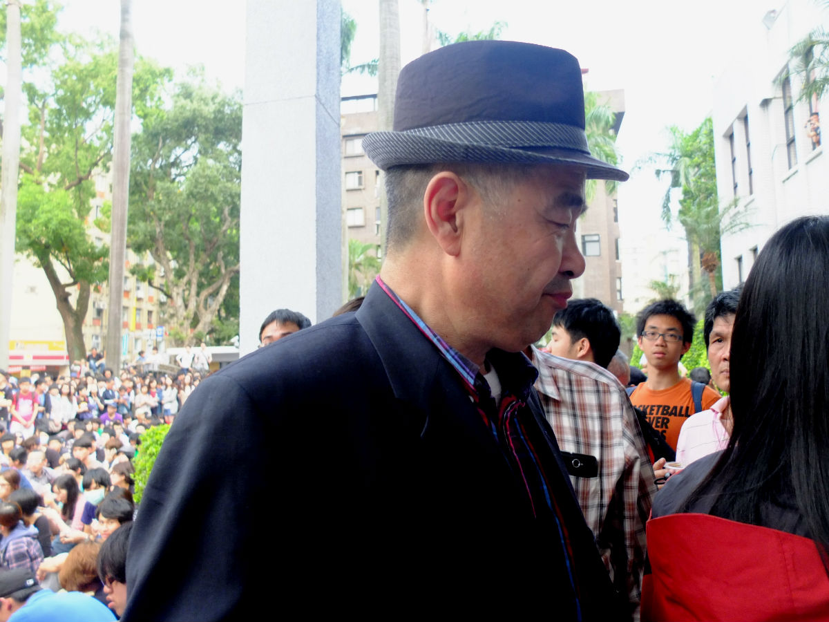 中國維權律師夏鈞今(19)日在立法院服貿抗議現場時，因他表明自己支持台灣與中國統一，遭現場民眾大噓。圖：翁嫆琄/攝   