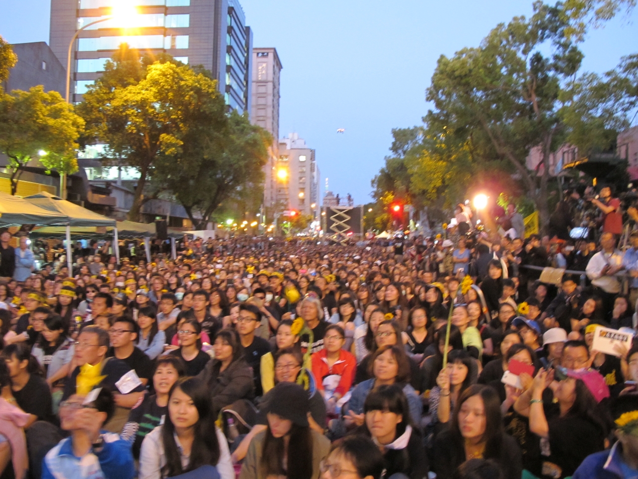 今晚6時許，數萬民眾已經擠爆濟南路，迎接太陽花學運同志退出議場。圖2之1：林朝億/攝   
