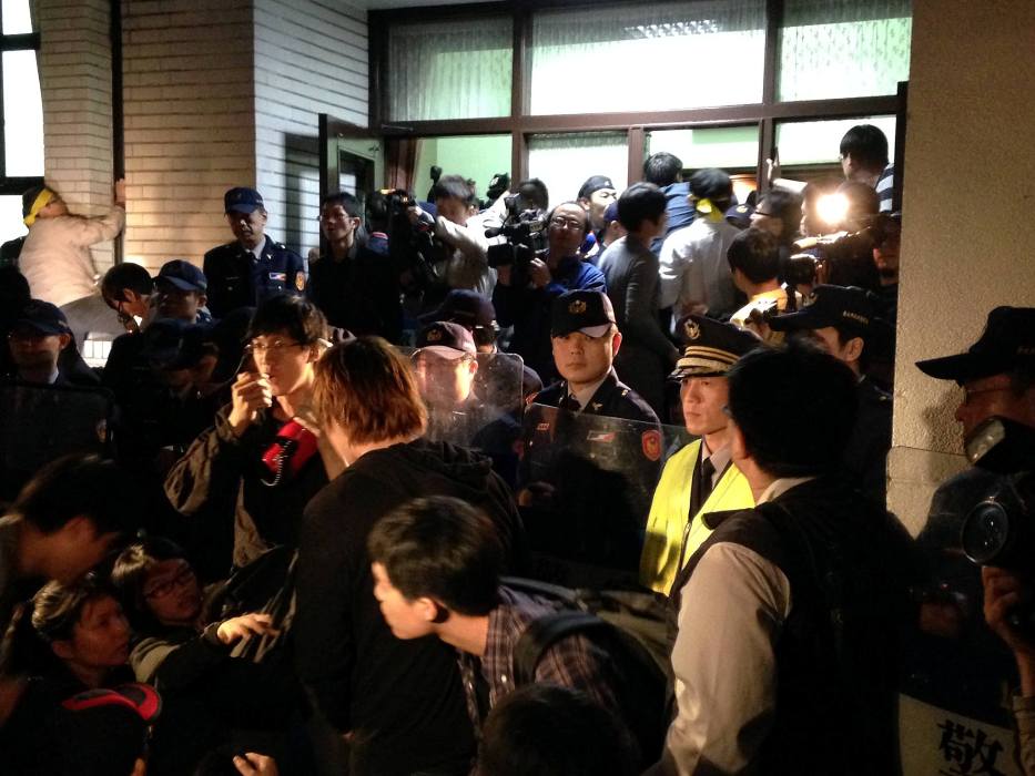 針對上百名學生昨晚佔據立法院議場，台灣守護民主平台、台灣農村陣線及黑色島國青年陣線等公民團體今(19)天上午10點半左右發布緊急新聞稿提出3點訴求。圖：劉奕霆/攝   