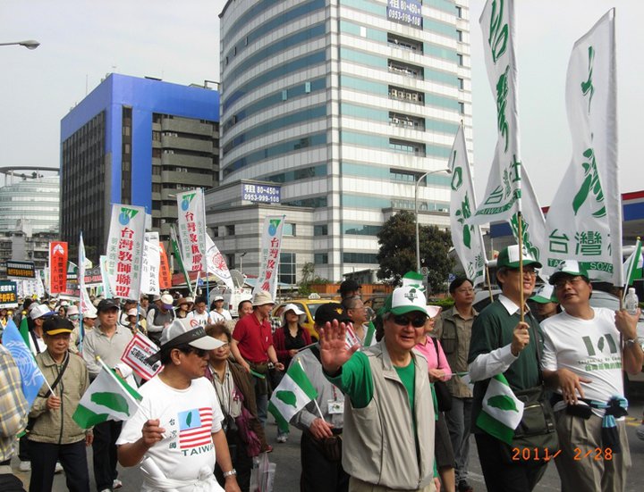 228大遊行有近千人參加，本土社團中的台灣社是由社長吳樹民領軍。圖片來源：翻攝臉書   