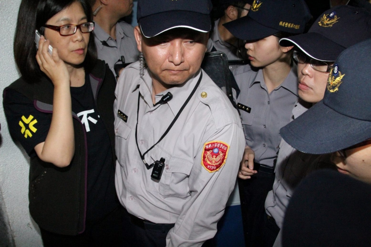 民進黨立委管碧玲10日晚間要再返回議場時，被警方阻擋不能進入。圖：獨立媒體提供   