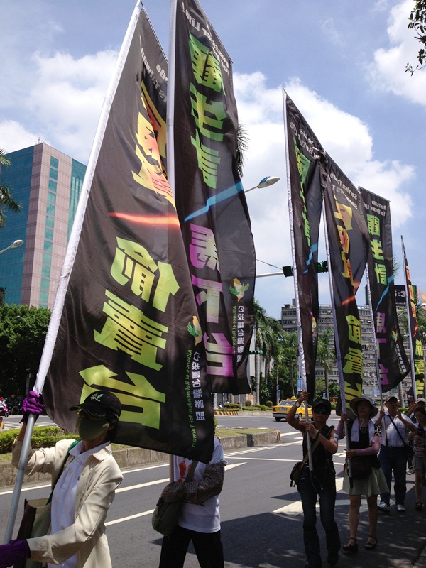 公投護台灣聯盟揮舞著大旗表達不滿。圖3：王立柔攝   
