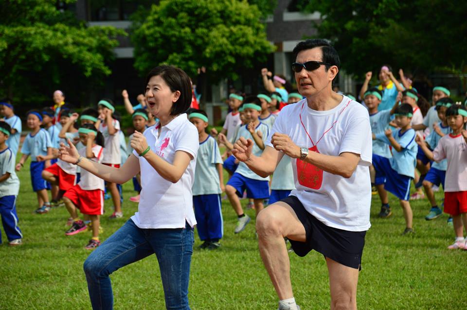 總統馬英九4日再度與國小學童一起跑步，並教導學童在學校如何自保。圖：翻攝自王育敏臉書   