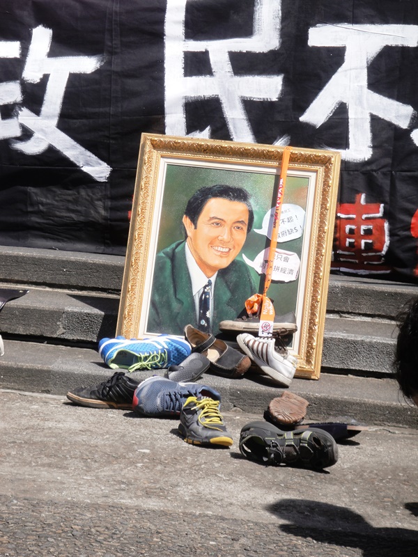 Re: [新聞] 他到總統府拿賴清德零食當面酸「謝謝萊