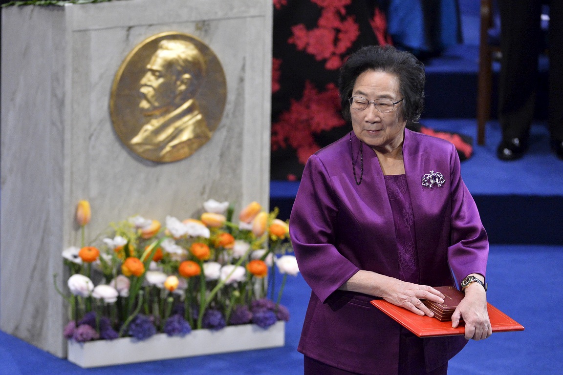諾貝爾醫學獎得主、年逾八旬的中國科學家屠呦呦在斯德哥爾摩領獎。圖片來源：達志影像/路透社資料照片   