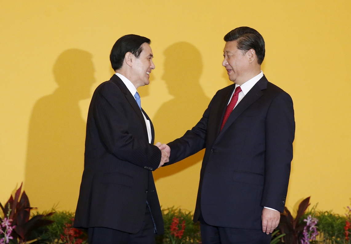 前中華民國總統馬英九（左）與中國國家主席習近平的世紀之握。 圖：達志影像/路透社（資料照片）