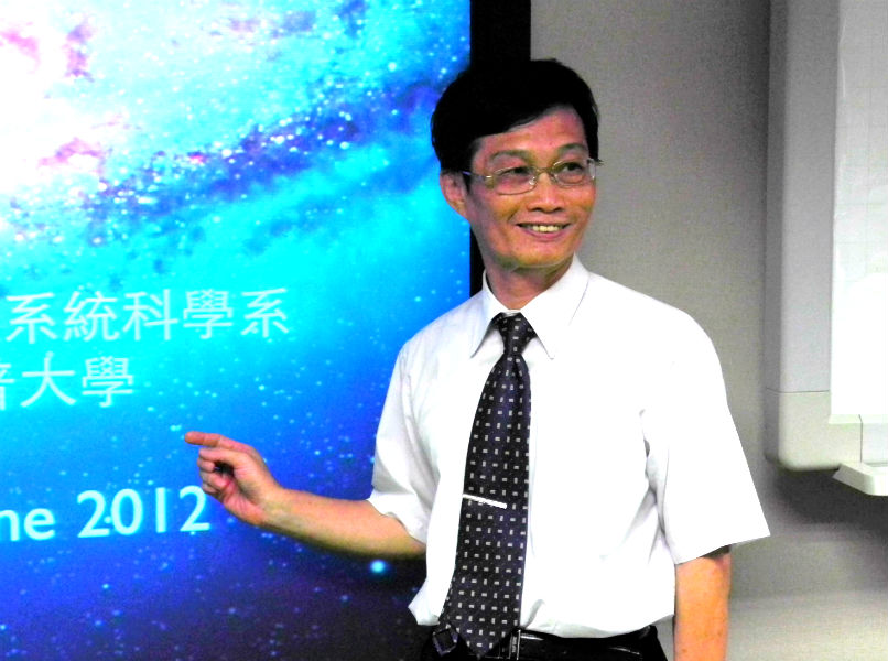 清大工程與系統科學系教授陳福榮發展出呈現原子3D結構的理論，這項研究不但登上國際期刊，也將實際應用在生醫與材料領域。圖：劉芮菁/攝。   