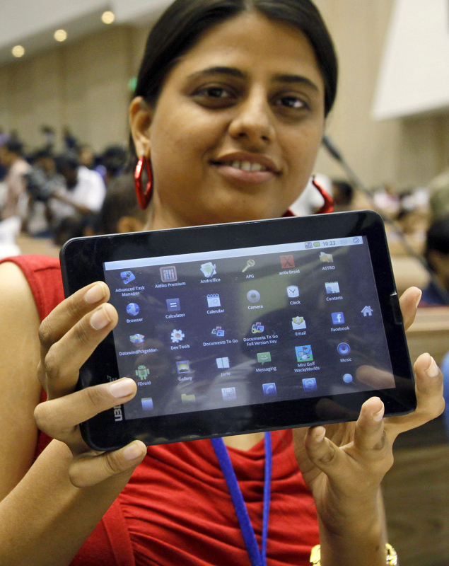 印度政府昨（5）日發表一款全球最廉價的平板電腦，每台只要1750盧比（約台幣1050元），目前僅提供給大學等教學機構做為教學輔具，將可以改善偏遠地區的數位落差問題。圖片來源：達志影像/美聯社   