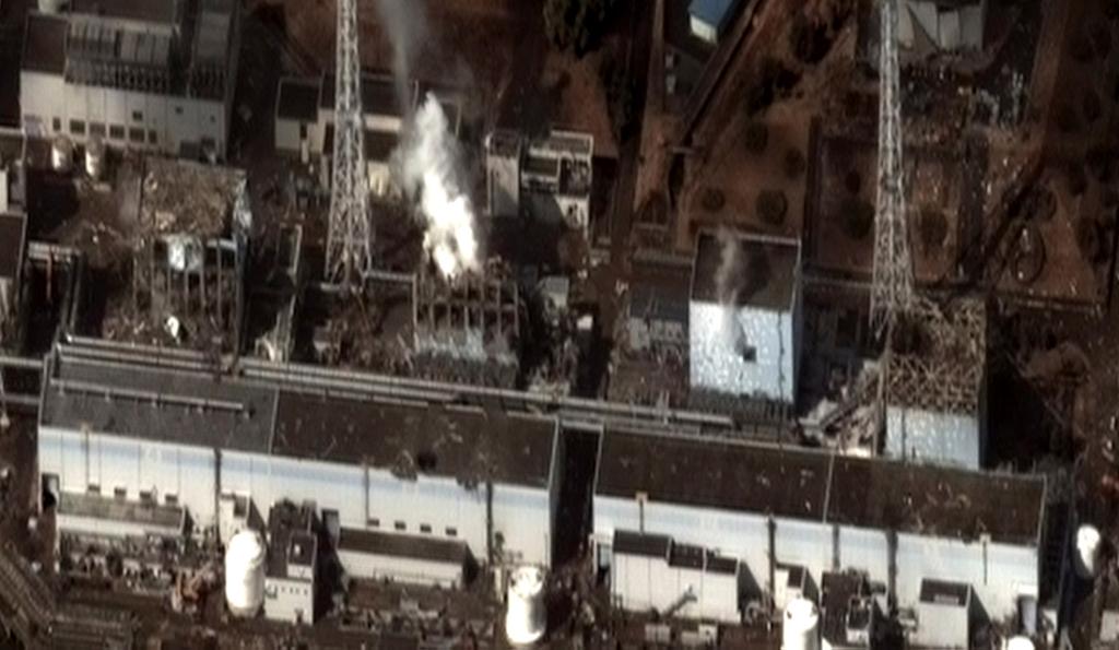 2011年311大地震後，從衛星拍攝的福島核電廠起火情景。（資料照）   圖：達志影像 / 路透社